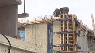 Zahraniční dělníci při práci na stavbě