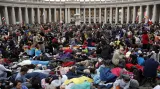 Návštěvníci Vatikánu hned od brzkého rána zaplnili Svatopetrské náměstí