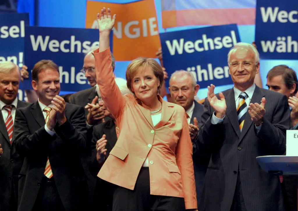 Kancléřská kandidátka a šéfka CDU Merkelová zdraví účastníky sjezdu německých křesťanských demokratů, který se konal 28. srpna 2005 v Dortmundu. Vpravo předseda koaliční CSU Edmund Stoiber, vlevo předseda vlády Durynska Dieter Althaus