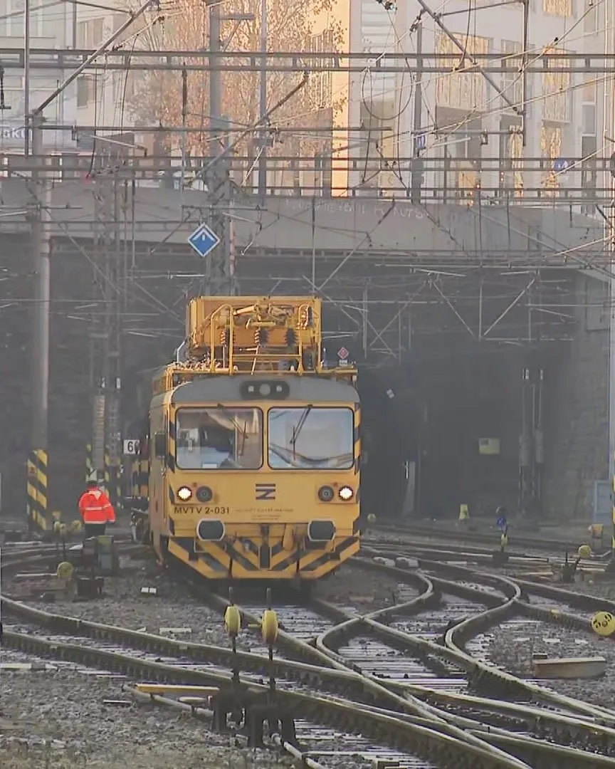 Poškozené trakční vedení zkomplikovalo provoz na hlavním nádraží v Praze