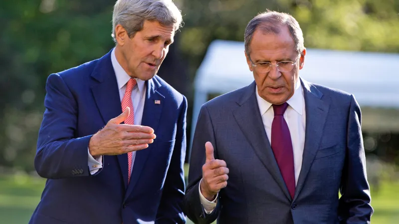 John Kerry a Sergej Lavrov na jednání v Paříži