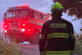 Hasiči na jihu a severu Čech kvůli bouřkám zasahovali až do rána