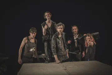Recenze: Sibiřská výchova nešetří ani diváky