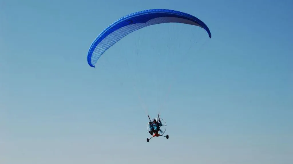 Slet motorového paraglidu