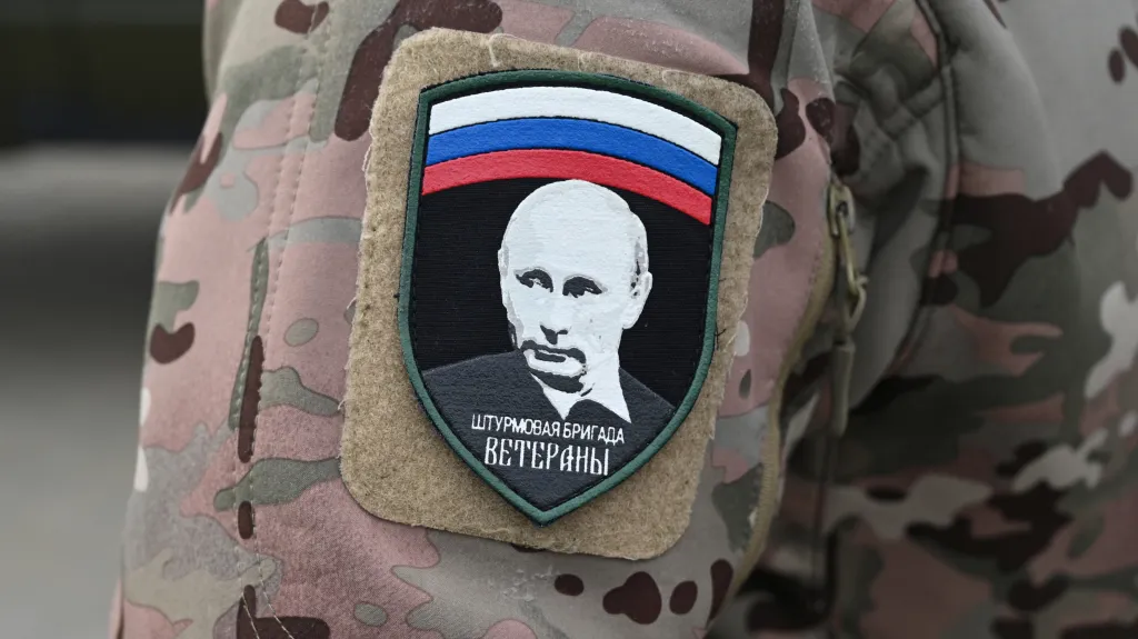 Ruský voják s nášivkou s Vladimirem Putinem