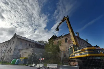 V Jakubově začala demolice bývalé porcelánky. Část budovy se v létě zřítila