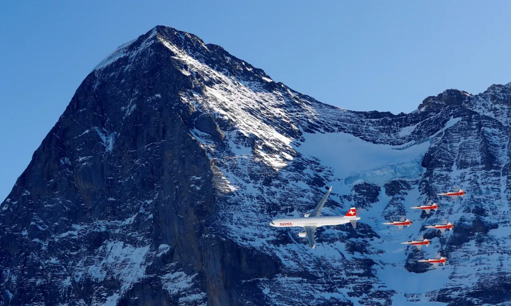 Členové švýcarské akrobatické letky přilétají pozdravit účastníky světového šampionátu v lyžování ve Wengenu