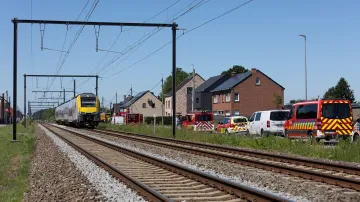 Vozidla záchranných složek u srážky vlaku se školním autobusem v belgickém Buggenhoutu