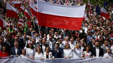 Podporovatelé Rafala Trzaskowského, kandidáta Občanské platformy na prezidenta, pochodovali Varšavou
