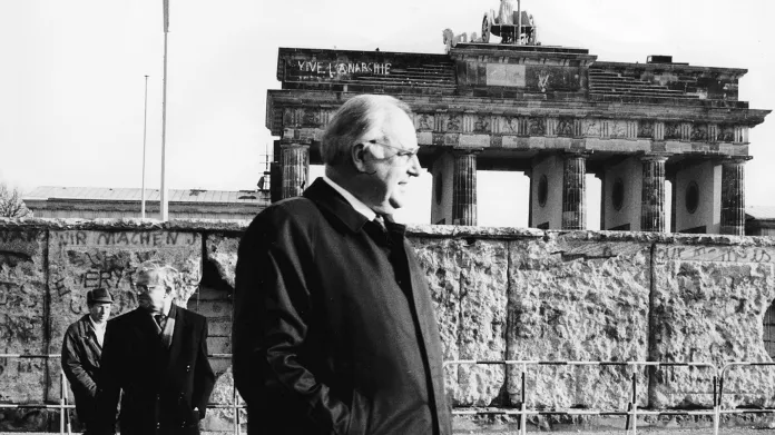 Spolkový kancléř Helmut Kohl v prosince 1989 po pádu berlínské zdi