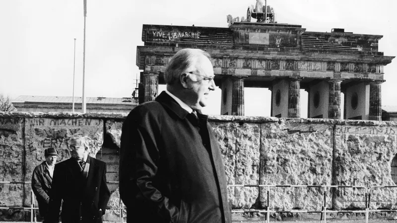 Spolkový kancléř Helmut Kohl v prosince 1989 po pádu berlínské zdi