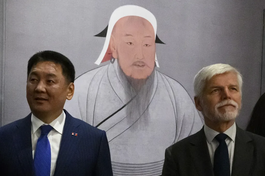 Český prezident Petr Pavel (vpravo) a mongolský prezident Uchnágín Chürelsüch (vlevo) na zahájení výstavy Čingischán