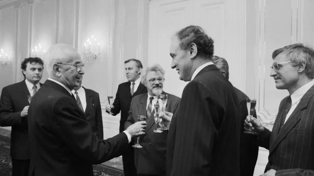 Husák končí: Do Strakovky posílá Čalfu s disidenty v zádech — ČT24 — Česká  televize