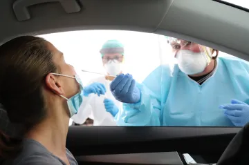 V Itálii testují promořenost populace, Španělsko drží smutek za oběti pandemie