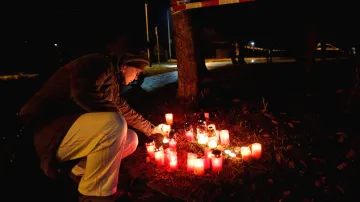 Lidé zapalují svíčky na místě tragédie v Uherském Brodě