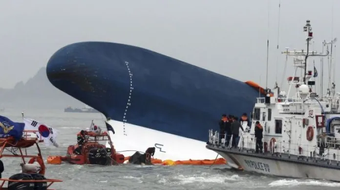 Kapitán jihokorejského trajektu prý brzo utekl z lodi