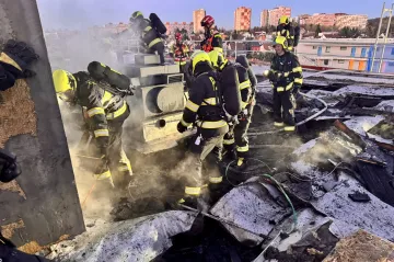 Hořela střecha radnice Prahy 15