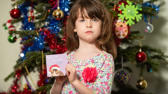 Dívka, která objevila vzkaz ve vánočním přání