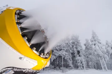 Skiareály spouští sněžná děla. Na Vysočině si sníh schovávají na závod biatlonistů