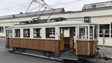 Zrekonstruovaná tramvaj tzv. „dřevák“.