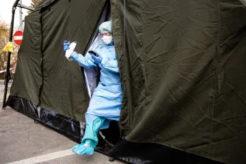 Zdravotníci dostanou odměnu za péči o pacienty s koronavirem. Vojtěch návrh předloží do dvou týdnů