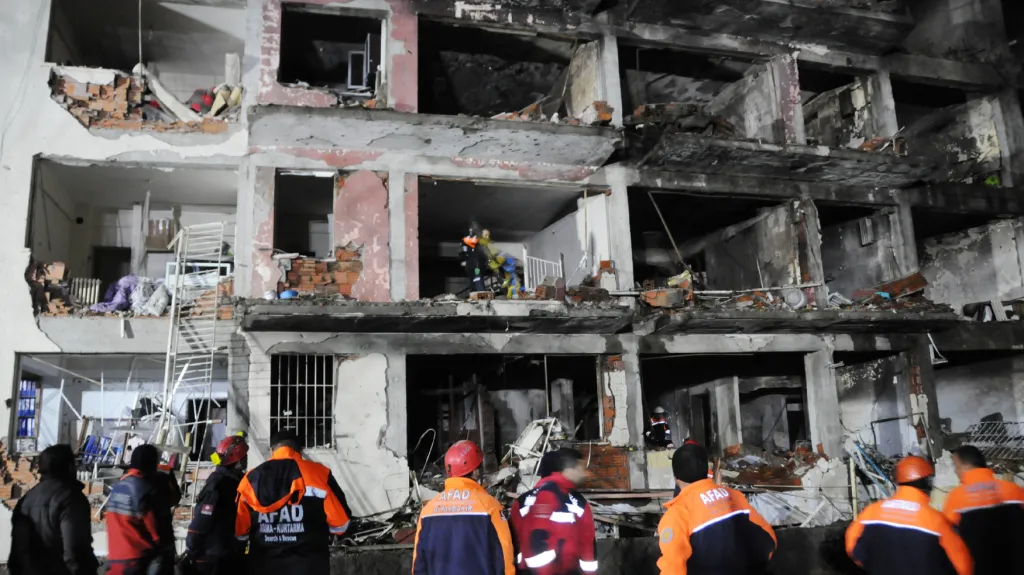 Následky výbuchu v turecké provincii Dyarbaki