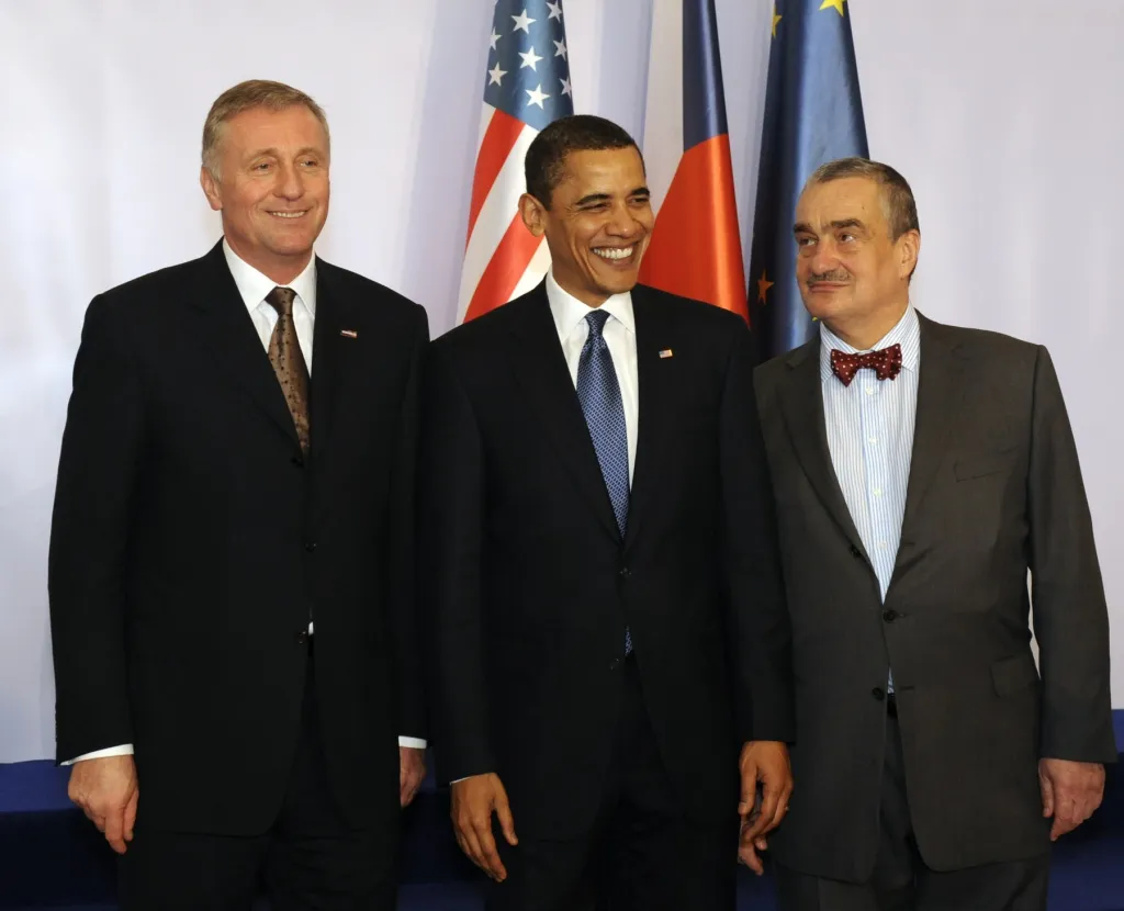 Zleva premiér ČR Mirek Topolánek, americký prezident Barack Obama a ministr zahraničních věcí ČR Karel Schwarzenberg na summitu EU–USA, který se uskutečnil 5. dubna 2009 v Kongresovém centru v Praze