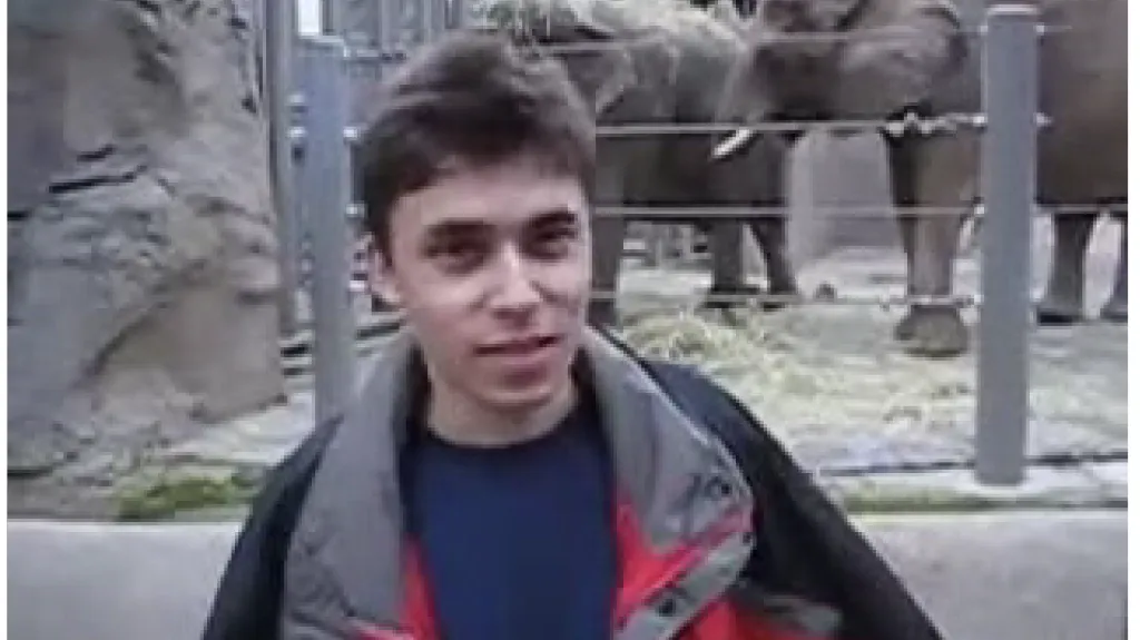 Záběr z prvního YouTube videa (z roku 2005) s přehrávačem z roku 2006