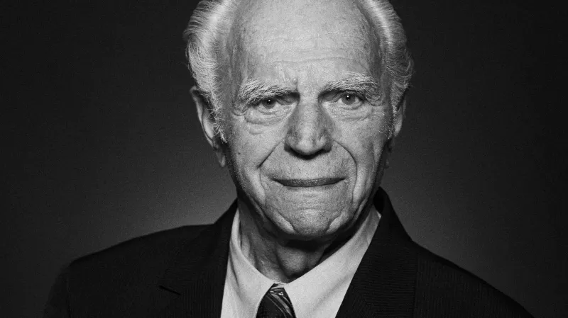 Anton Tomík (1932) pochází z rodiny, která byla postižena násilnou kolektivizací. Otec z toho vážně onemocněl a skončil na vozíku. Anton chtěl být letcem, z kádrových důvodů nemohl. Počátkem 50. let objevil se spolužáky ve výkopu staré zbraně, které nahlásil, načež byl obviněn ze shromažďování zbraní. To byl jen začátek.