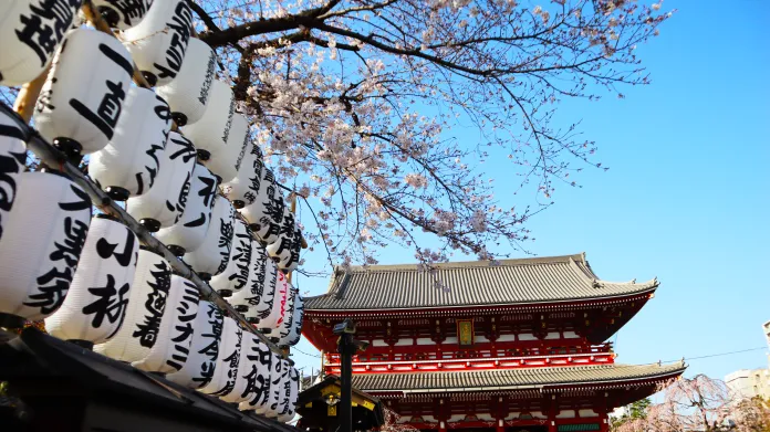 Nejnavštěvovanější chrám v Tokiu Sensódži, kterým denně projdou tisíce lidí