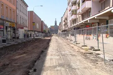 Hradec Králové: Z jednoho chodníku na druhý půlkilometrovou oklikou