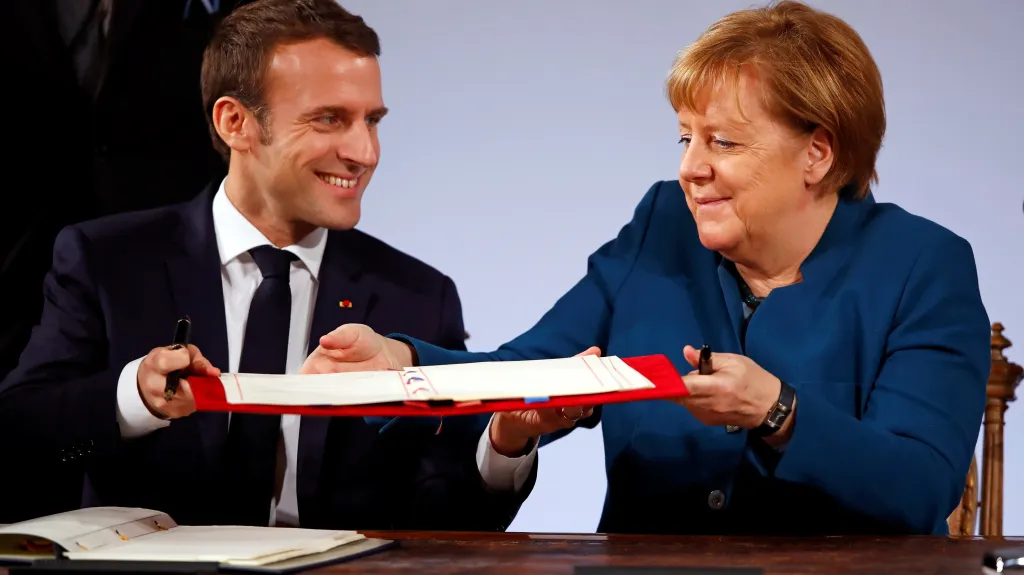 Emmanuel Macron a Angela Merkelová podepsali v Cáchách novou smlouvu o spolupráci