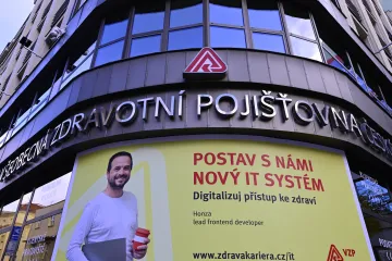 Po zásahu v sídle VZP policisté obvinili třináct lidí