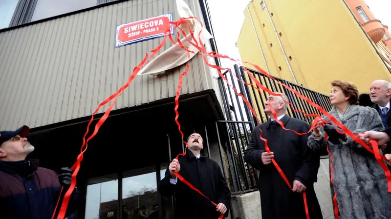 Havelkova ulice na pražském Žižkově, kde sídlí  Ústav pro studium totalitních režimů, změnila název na Siwiecovu.