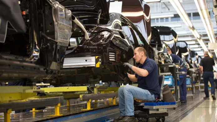 Zaměstnanci firmy Daimler AG montují auta v továrně v Sindelfingenu