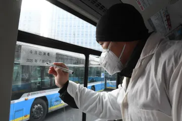 Roušky by měli nosit nakažení. Ostatní před viry ochrání jen speciální respirátory