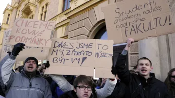 Protestující studenti plzeňských práv