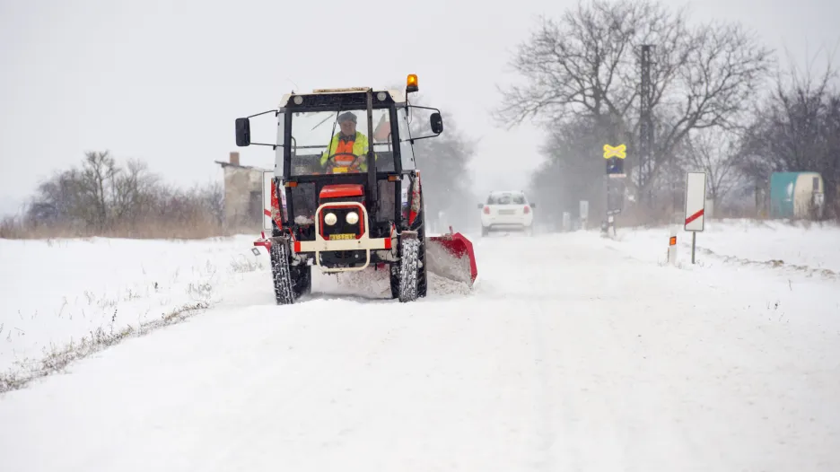 Traktor s pluhem protahuje silnici II/332 mezi obcemi Krchleby a Milovice na Nymbursku