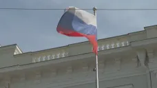 Ruská vlajka před vídeňskou ambasádou