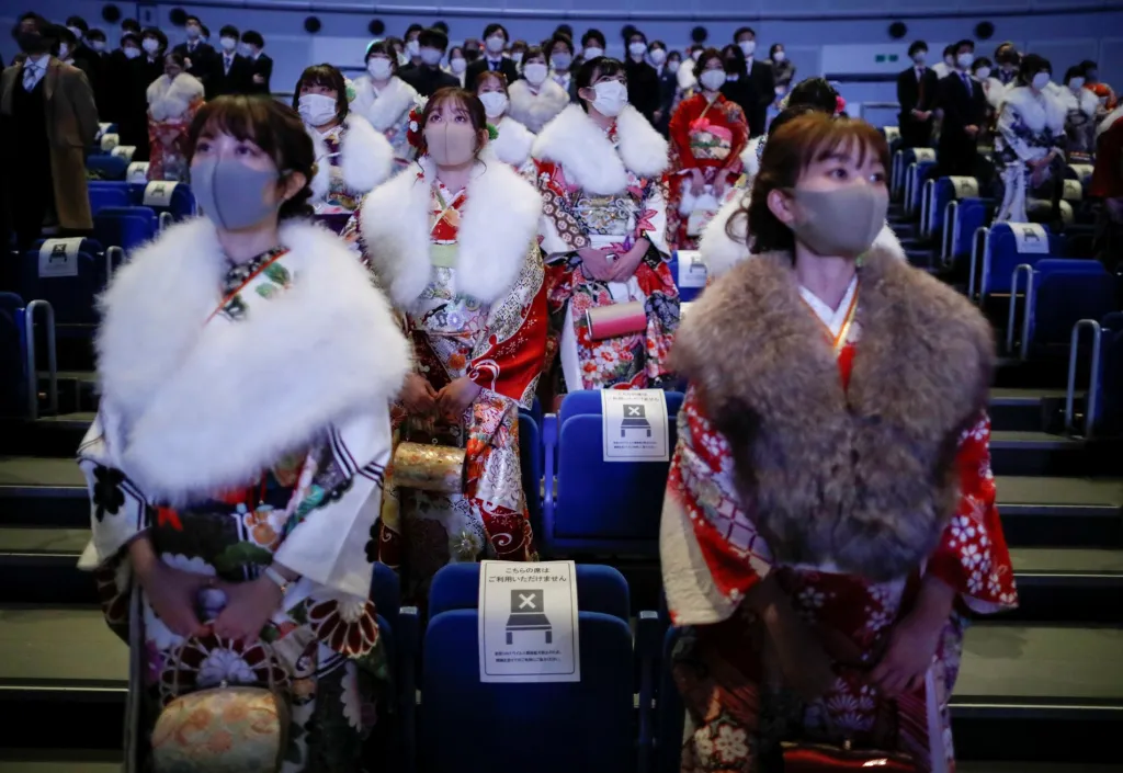 Mladí Japonci během státního svátku Dne dospělosti oslavují v ulicích města Jokohama
