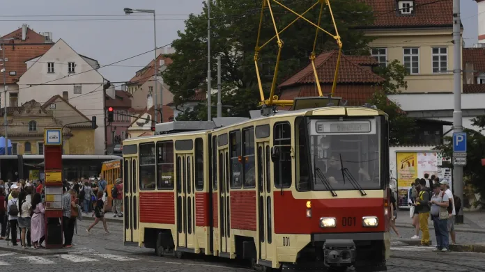 Prototyp tramvaje KT4D po historizující rekonstrukci při zkušební jízdě v Praze
