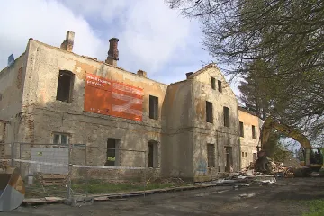 Některé historické nádražní budovy na trati Olomouc–Krnov jdou k zemi. Správě železnic se opravy nevyplatí