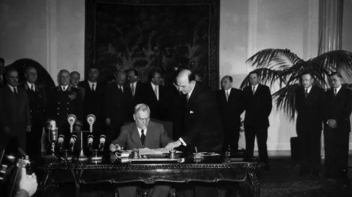 Vedoucí sovětské delegace a předseda Rady ministrů SSSR Nikolaj Alexandrovič Bulganin podepisuje smlouvu na varšavské konferenci evropských států o zajištění míru a bezpečnosti v Evropě