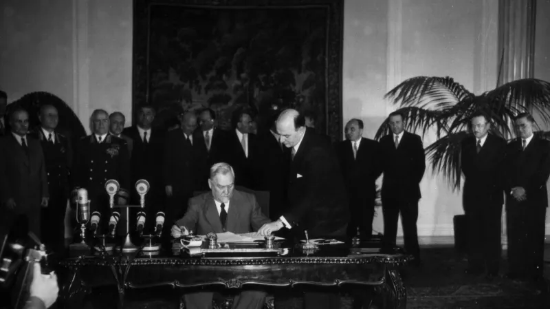 Vedoucí sovětské delegace a předseda Rady ministrů SSSR Nikolaj Alexandrovič Bulganin podepisuje smlouvu na varšavské konferenci evropských států o zajištění míru a bezpečnosti v Evropě