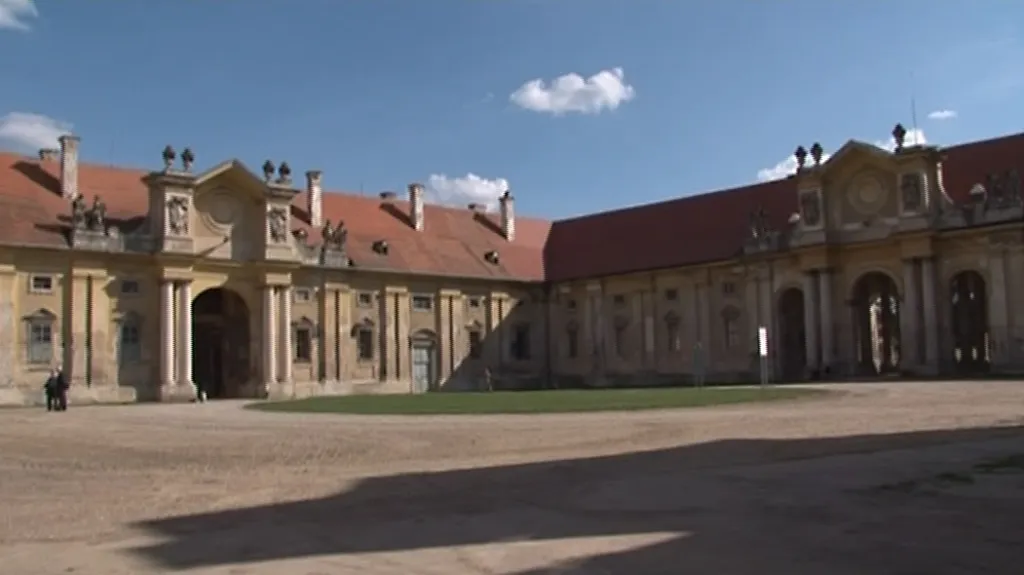 Chátrající jízdárny lednického zámku