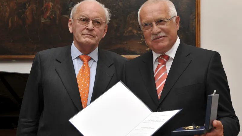 Roman Herzog a Václav Klaus, který v německém Freiburgu převzal Mezinárodní cenu Nadace F. A. von Hayeka (2009)