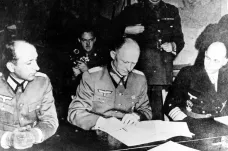 Před 75 lety složila Evropa zbraně. Dvakrát podepsaná kapitulace ale poukázala na novou prohlubující se propast
