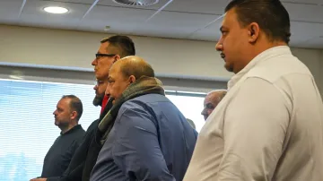 Část obžalovaných v kauze havířovských městských bytů v soudní síni (19. ledna 2026)