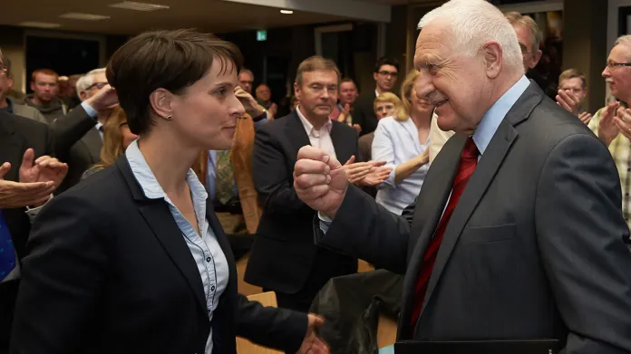 Klaus se šéfkou AfD Frauke Petryovou při setkání v březnu