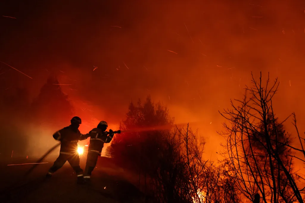 Hasiči zápasí s ničivými plameny u města Quillon